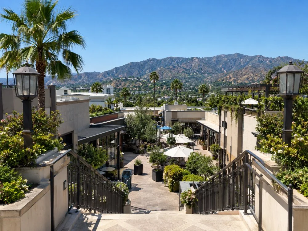 Die Hollywood Hills, gesehen von der Spitze einer Treppe über dem Boulevard