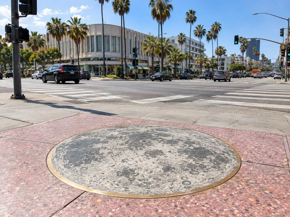 Die Ecke Hollywood und Vine mit einem runden Monddenkmal im Gehweg