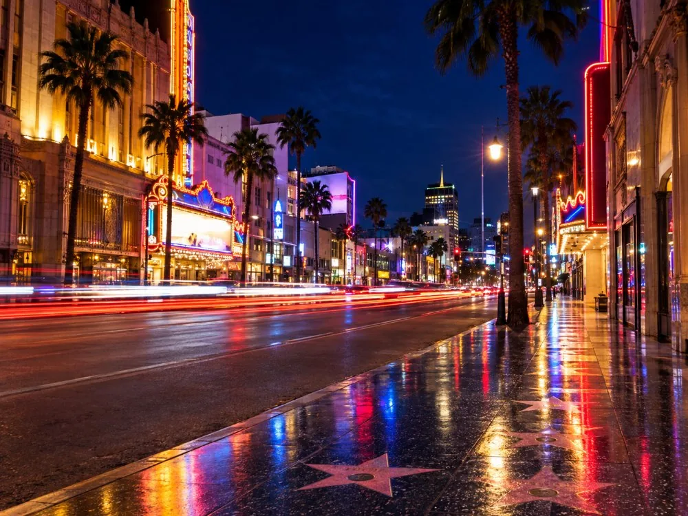 Der Boulevard bei Nacht mit Neonlichtern und Lichtspuren des Verkehrs